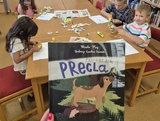 Międzynarodowy Dzień Psa w bibliotece – dzieci czytały o przygodach Precelka