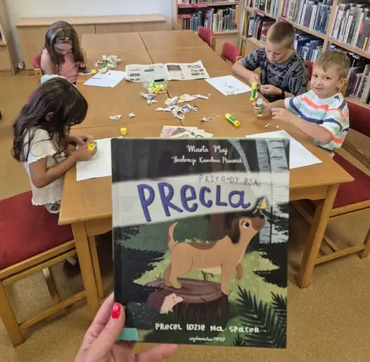 Międzynarodowy Dzień Psa w bibliotece – dzieci czytały o przygodach Precelka