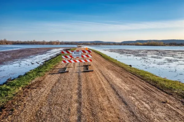 Ostrzeżenie hydrologiczne dla powiatu średzkiego: możliwe gwałtowne wzrosty stanów wody