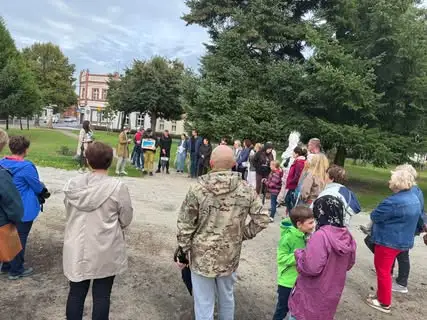 Deszcz nie odstraszył miłośników historii. Blisko 50 osób na spacerze po Nowym Mieście nad Wartą