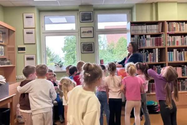 Przedszkolaki z Nowego Miasta nad Wartą tworzyły lampiony odwagi w ramach cyklu „Echo Buntu, Światło Odwagi, Pamięć Czerwca ’56”