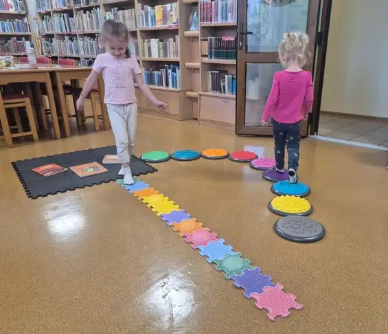 Jesień zawitała do biblioteki w Nowym Mieście nad Wartą – dzieci tworzyły wiewiórki