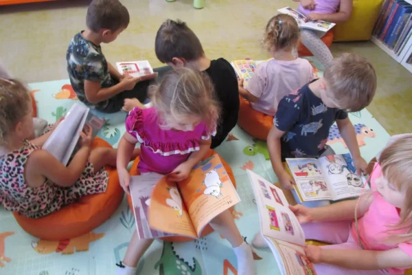 Wakacyjne spotkanie przedszkolaków w bibliotece w Pięczkowie