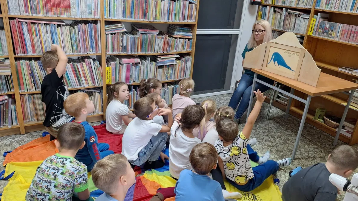 Krzykosy: Kamishibai w bibliotece – dzieci poznały kotkę Milusię