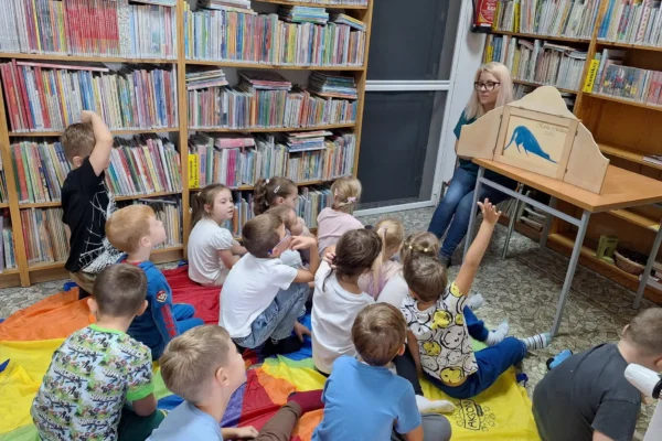 Krzykosy: Kamishibai w bibliotece – dzieci poznały kotkę Milusię