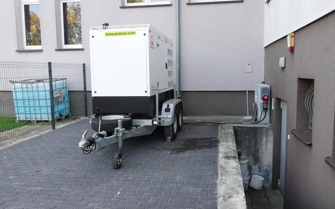 Mobilny agregat prądotwórczy gotowy do pracy — zabezpieczenie na wypadek awarii sieci