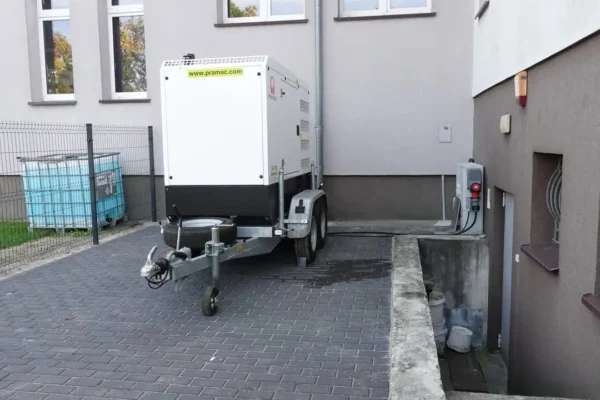 Mobilny agregat prądotwórczy gotowy do pracy — zabezpieczenie na wypadek awarii sieci