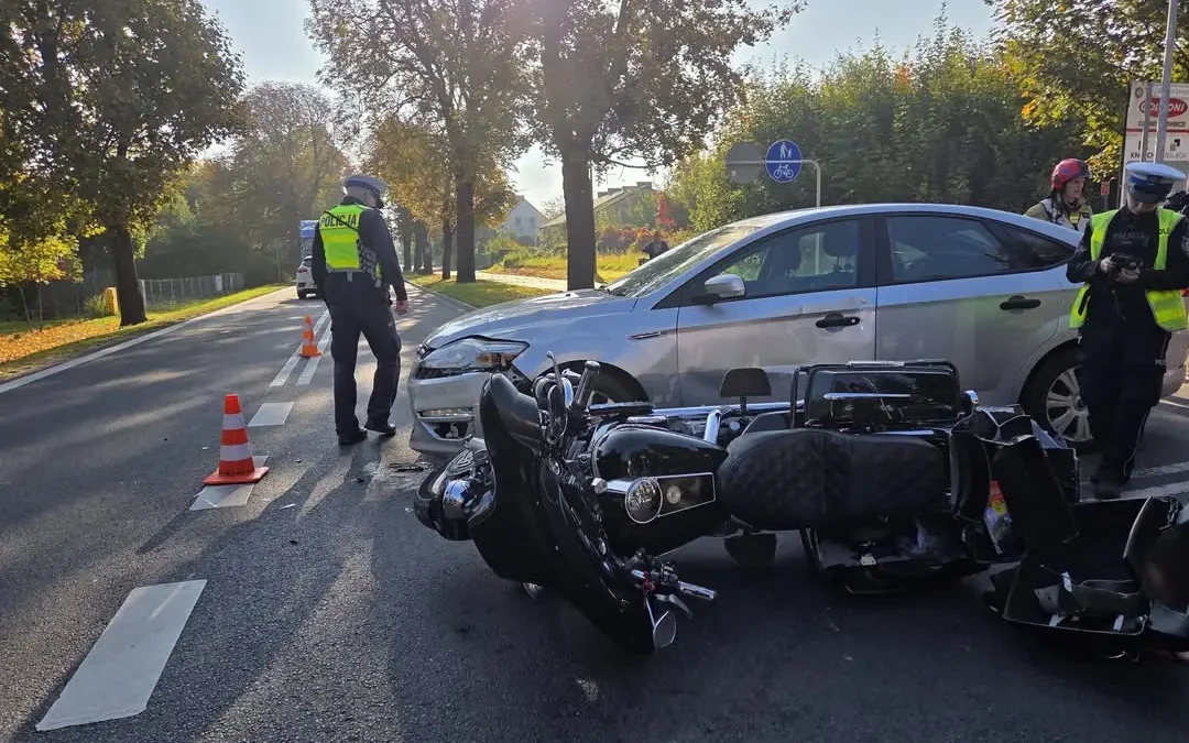 Zderzenie auta z motocyklem na skrzyżowaniu w Środzie Wielkopolskiej