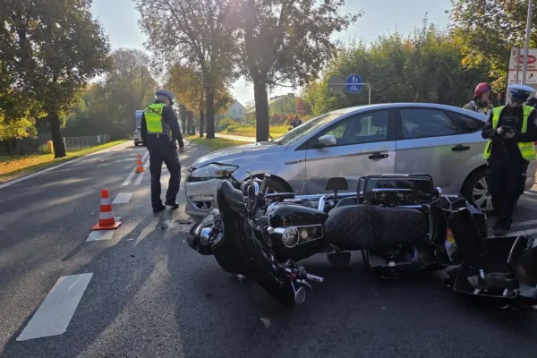 Zderzenie auta z motocyklem na skrzyżowaniu w Środzie Wielkopolskiej