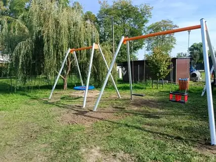 Plac zabaw w Polwicy z nowymi urządzeniami. Inwestycja z Funduszy Europejskich