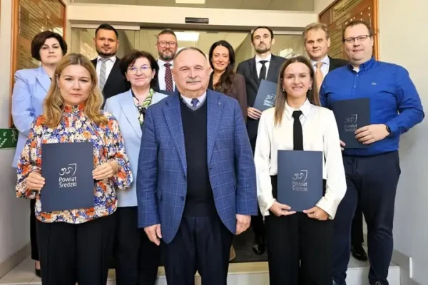 Powiat Średzki nagrodził ośmiu nauczycieli z okazji Dnia Edukacji Narodowej