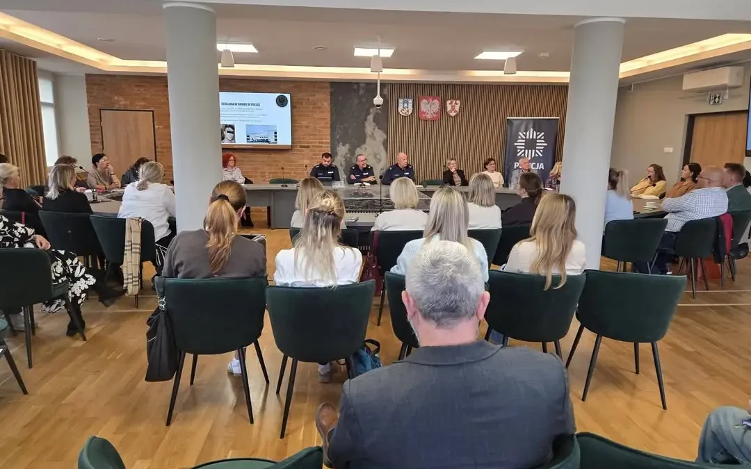 Bezpieczeństwo w szkołach powiatu średzkiego: spotkanie dyrektorów z policją
