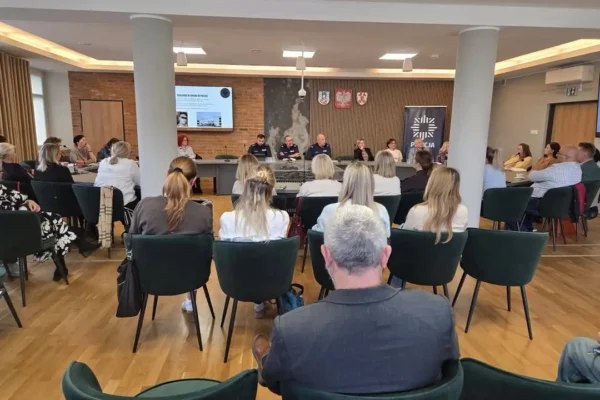 Bezpieczeństwo w szkołach powiatu średzkiego: spotkanie dyrektorów z policją