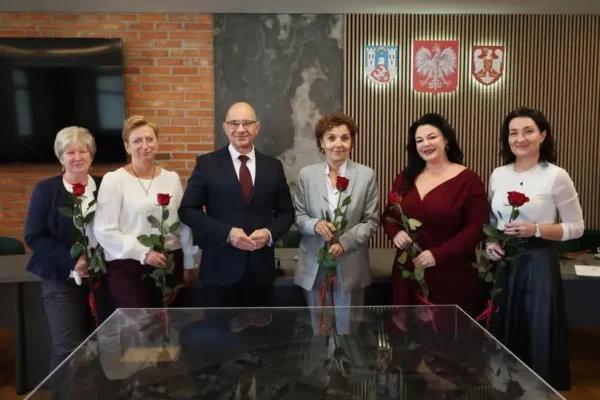 Dzień Edukacji Narodowej w Środzie Wielkopolskiej. Burmistrz nagrodził nauczycieli
