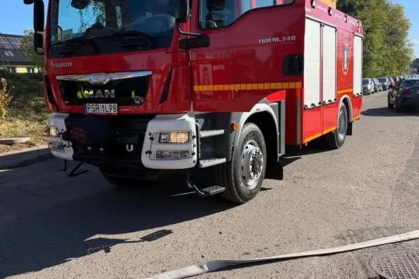 Pożar trawy na stacji PKP w Chociczy – interwencja strażaków