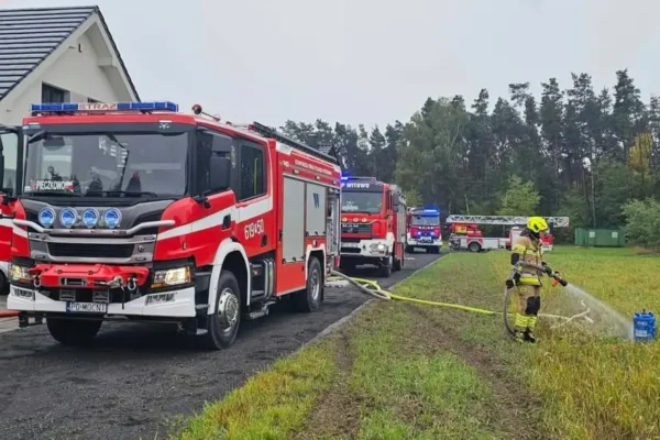 Pożar garażu w Pięczkowie – akcja strażaków z OSP i JRG