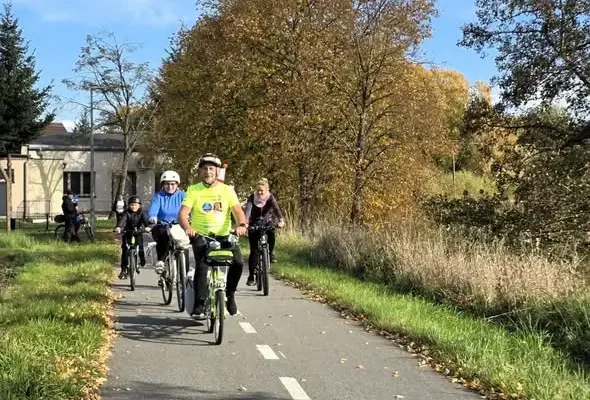Średzkie jezioro pełne rowerzystów – Sławomir Bednarek kręci kilometry dla Fabianka