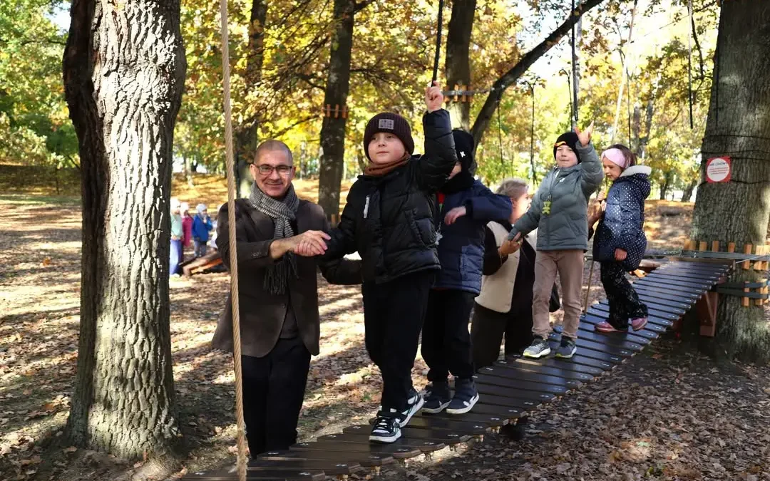 Park linowy w Parku Łazienki w Środzie Wielkopolskiej przyciąga przedszkolaków