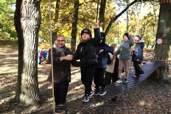 Park linowy w Parku Łazienki w Środzie Wielkopolskiej przyciąga przedszkolaków